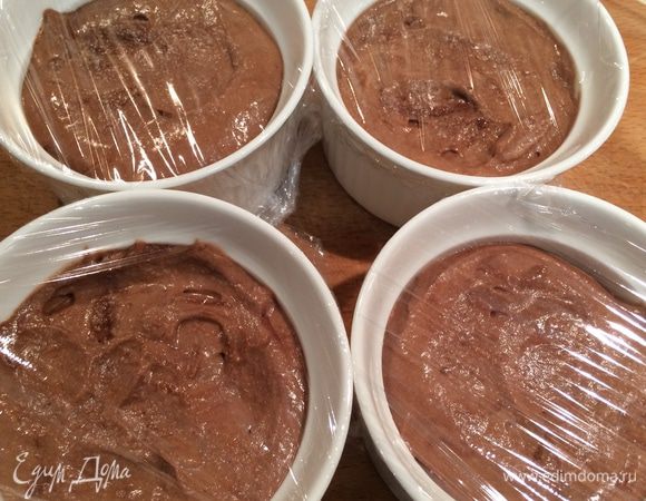 Теперь можно разлить мусс в керамические формочки (прозрачные стаканы, кофейные чашки — кому что больше нравится), не забыв накрыть каждую форму пищевой пленкой (так мы предотвратим появление корочки на поверхности мусса). Отправить формы в холодильник на 5–6 часов, а лучше — на ночь.