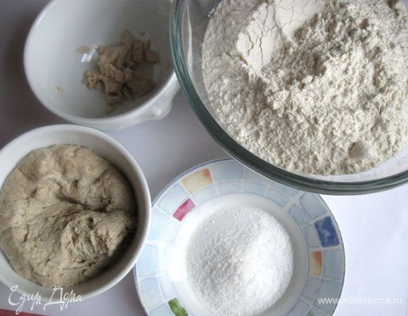 Приготовить закваску. Смешать два вида просеянной муки с солью, в небольшом количестве воды растворить дрожжи ( у меня были свежие дрожжи, которые я заморозила в морозильной камере), добавить оставшуюся воду, постепенно добавить в муку, хорошо перемешать. Убрать в холодильник в пластиковой или другой  просторной коробке с крышкой минимально на 12 часов.