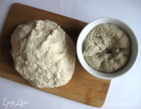 Просеять муку, предназначенную для теста. Замесить тесто из 500 г муки, 340 г  воды, 10 г дрожжей, 9 г соли. Получится вот такое тесто. Дать ему постоять 15 минут.