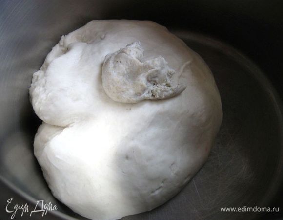 К этому тесту кусочками добавлять спелое тесто, которое находилось в холодильнике. Вымесить тесто. Отделить от него кусок весом 200 г и убрать в холодильник  до следующей выпечки хлеба. 