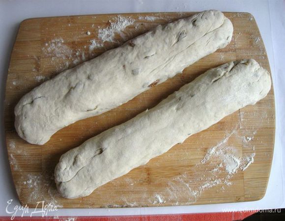 Разделить на две равных части. Оформить в виде багетов. 