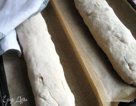 Оставить на расстойку на пекарской бумаге (на бумаге сделать разделительный бордюр между багетами)  на противне. Накрыть полотенцем. Через 45 минут можно приступать к выпечке.
