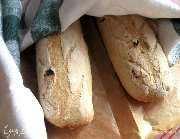 Поставить хлеб в духовку. Через 15 минут духовку приоткрыть, выпустить пар. Печь в общей сложности 35 – 45 минут. 
