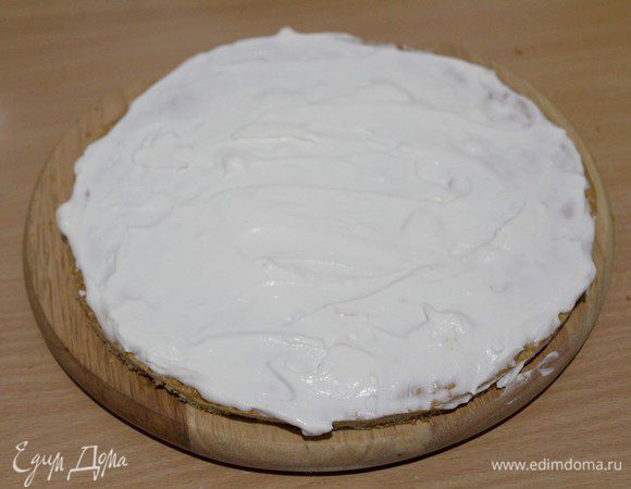 Выложить часть крема.