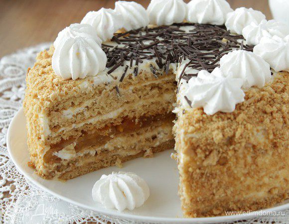 И, наконец, четвертый корж немного пропитать сиропом, оставшимся кремом обмазать весь торт. Украсить по желанию. Убрать в холодильник на несколько часов.