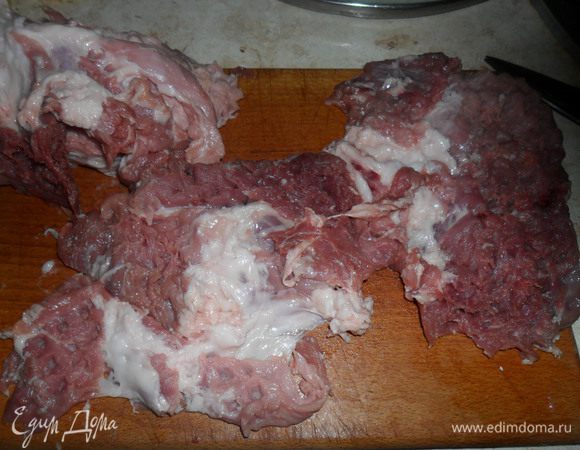 Мясо нарезать порционными кусочками, отбить, посолить, поперчить и смазать горчицей. Оставить на 30 минут. (можно больше)