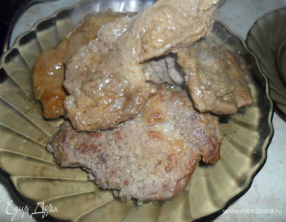Обжарить мясо на растительном масле на сильно разогретой сковороде, с двух сторон (по 2-3 минуты с каждой стороны).