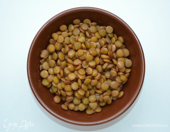 Чечевицу (любую) отварить в подсоленной воде 10 минут. Не разваривать. Воду слить.
