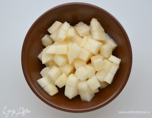 Спелые сочные, но не мягкие груши почистить, удалить сердцевину, порезать кубиками. 