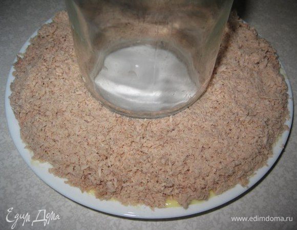 На дно выкладываем домашний майонез. Его рецепт здесь http://www.edimdoma.ru/retsepty/60508-vkusnyy-i-poleznyy-domashniy-mayonez-s-limonom
 Банку поставим для того чтобы выложить салат в форме паштета.
Вареное мясо кролика измельчить и выложить на блюдо вокруг банки.