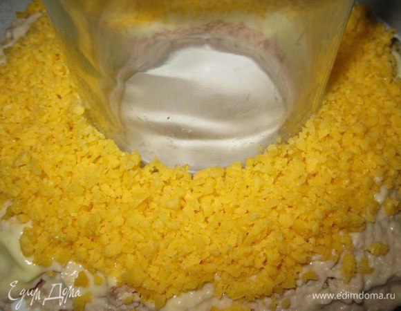 Второй слой тертого сыра.