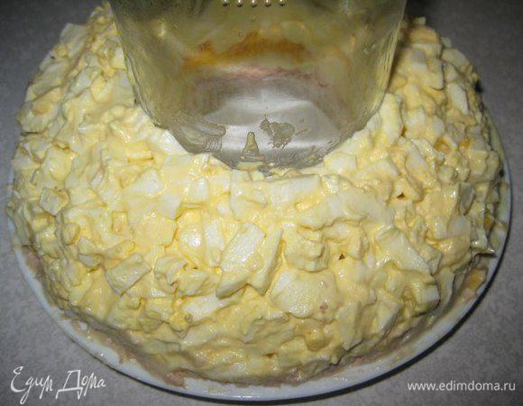 3-й слой: мелко порезанное варенное яйцо.
Покрываем майонезом. И я ставлю салат к холодильник чтобы он "утрамбовался".