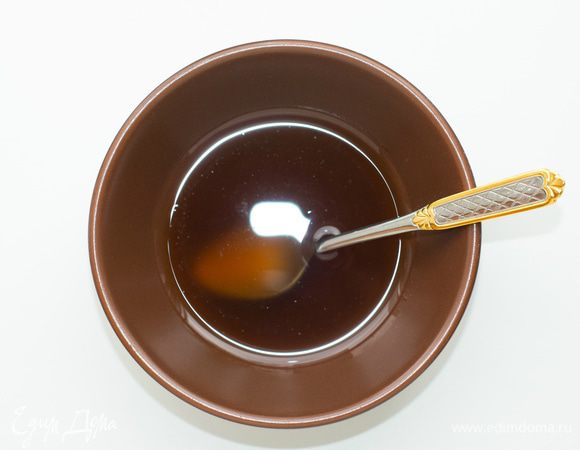 Заправка: смешать ореховое масло, соль, перец, орегано. Дать настояться минут 10.