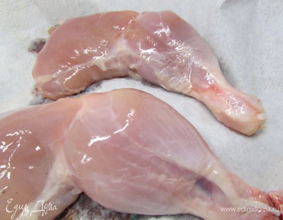 Хорошо промыть куриные окорочка, полностью снять жирную кожицу и выложить на бумажное полотенце, дать хорошо обсохнуть.