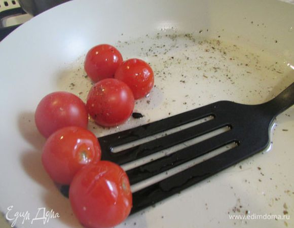 Помидоры прогреть на оливковом масле, с добавлением специй.