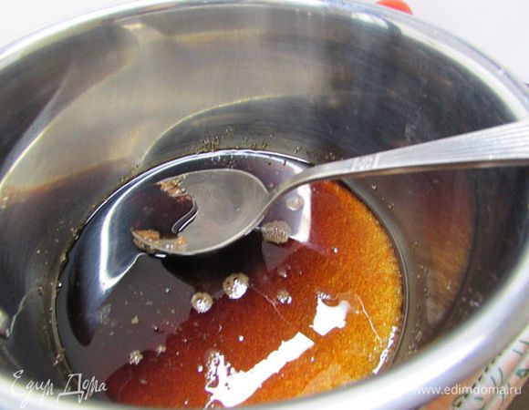 Подготовить соус. В сотейник положить 1 ст. л. сахара, добавить 1 ст. л. бальзамического уксуса. На меленном огне выпарить лишнюю жидкость, до состояния жидкой карамели.