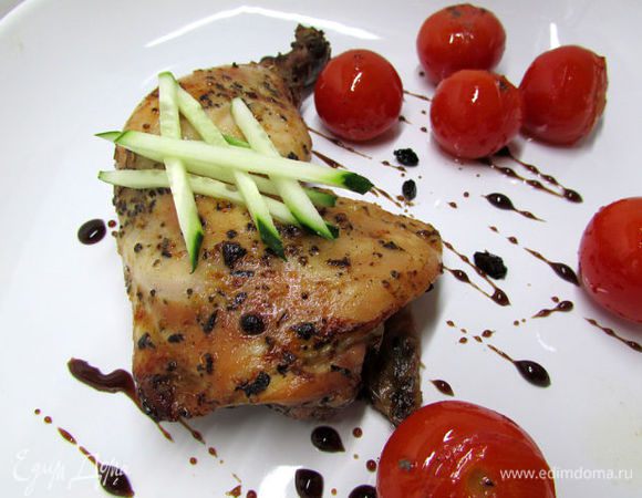 Подавать куриные окорочка тёплыми с помидорами и соусом. но пожеланию можно падать к бёдрам любой овощной салат.
приятного аппетита!