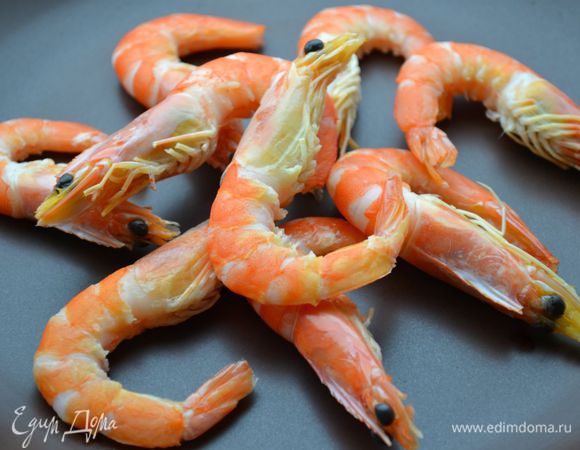 Креветки подержать минуты 3 в кипятке, откинуть на дуршлаг, почистить, слегка обжарить (можно на гриле).
В глубокую миску кладем креветки, ...