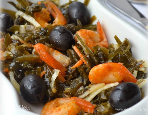 Поливаем заправкой и тщательно перемешиваем.
Приятного аппетита!