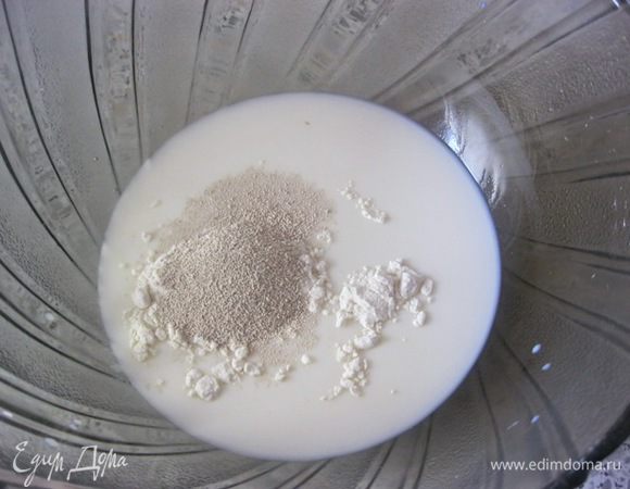 В теплом молоке развести дрожжи, 1 ст.л муки и 1 ч.л сахара. Перемешать и оставить на 15 минут, в теплом месте.