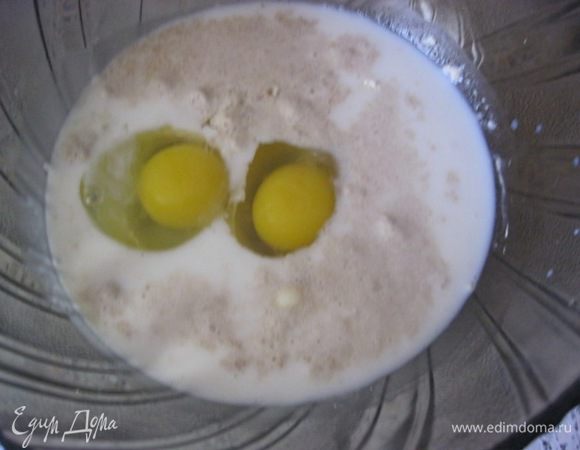 Добавить соль, сахар, ваниль и яйца, все перемешать.