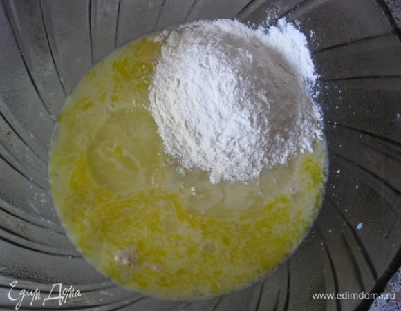 Понемногу добавляя муки,замесить тесто.
