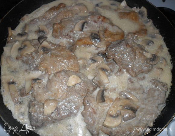 Возвращаем мясо на сковороду, накрываем крышкой и тушим 20 минут на медленном огне.