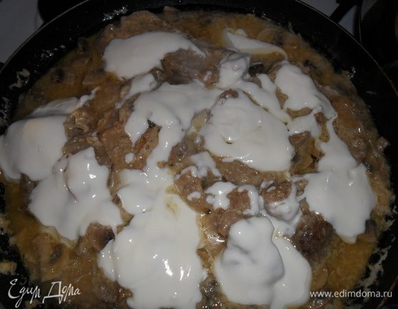 Выливаем йогурт смешанный с сахаром.