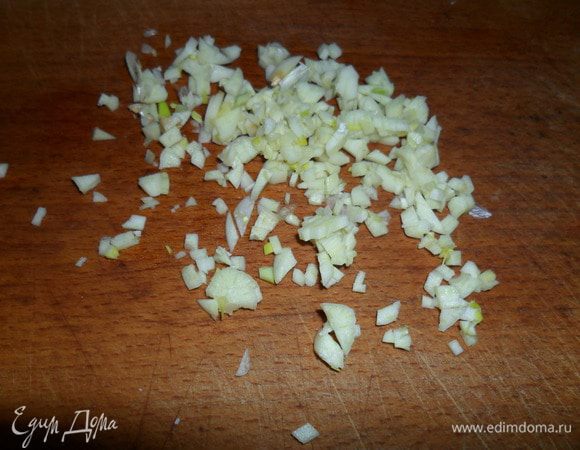 И посыпаем мелко порезанным чесноком. 