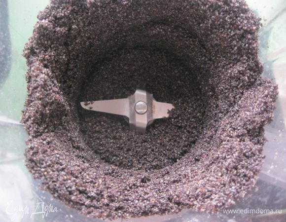 Мак перемолоть,  удобным для Вас способом) Ступки у меня нет, использовала блендер ( все получилось отлично).