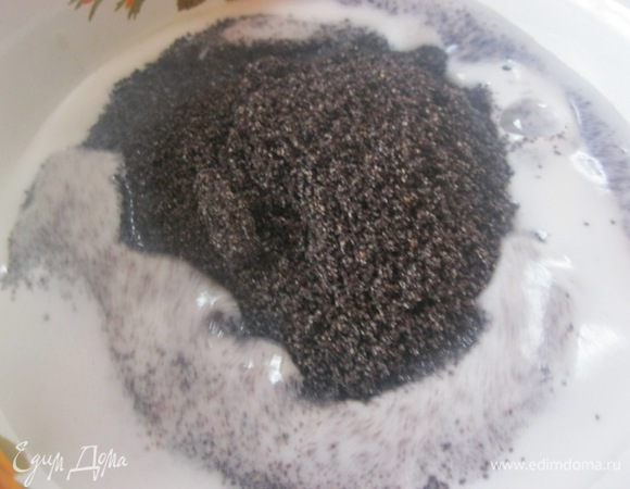 Всыпать перемолотый мак. минуту проварить.
Убрать с огня и остудить.
* По желанию  в маковую массу добавить варенье из черн.смородины.