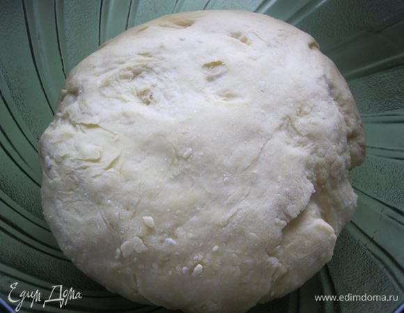 Тесто поднялось)))
Разделить на две части.