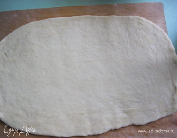 Каждую часть раскатать по длине формы ( у меня хлебная - 25 на 10) в тонкий пласт.