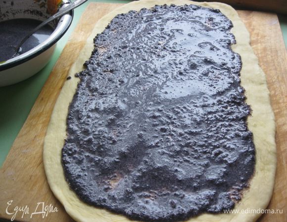 Выложить начинку, разровнять.