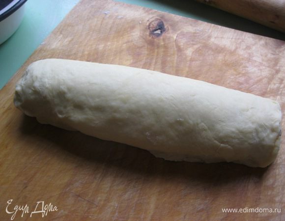 Скрутить в рулет.
Переложить в форму, застеленную бумагой для выпечки и смазанной олив.маслом.
Оставить в теплом месте на 20 минут.