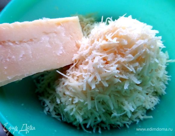 Пармезан натереть мелко (у меня местный пармезан, очень ароматный, но можно взять любой твердый сыр!).