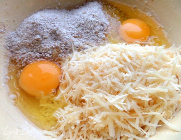 Смешать сыр с полученной зерновой мукой и яйцами.