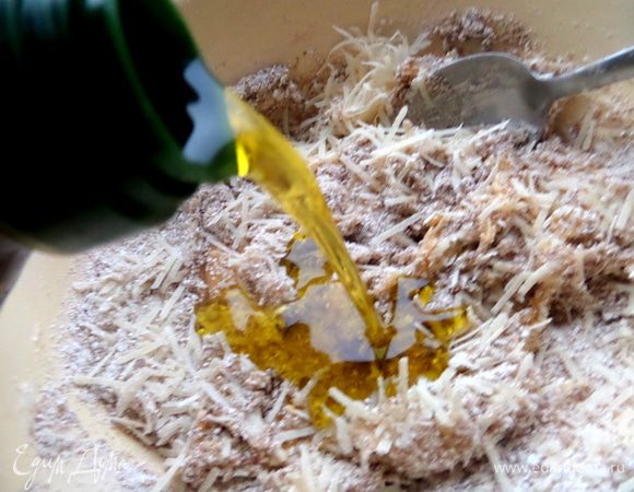 Влить масло.