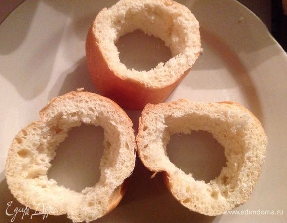 Берем три кусочка багета и вырезаем у них мякоть.