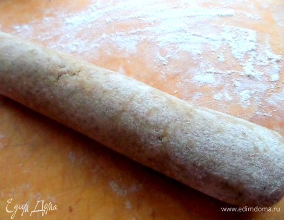 Скатать тесто в колбаску, понадобится еще мука.