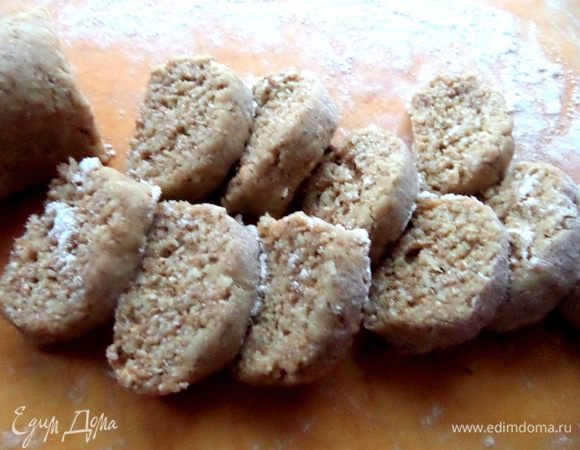 Нарежем на кусочки, макая острый нож в муку.