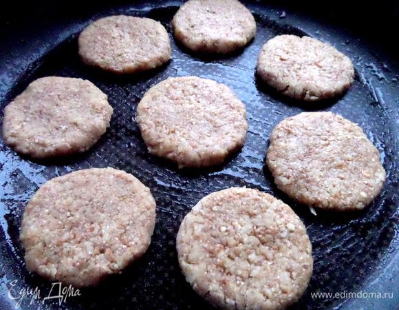 Расплющиваем каждый кружок в лепешечку и кладем в смазанную тефлоновую форму. Выпекаем до золотистого состояния при 180°C.