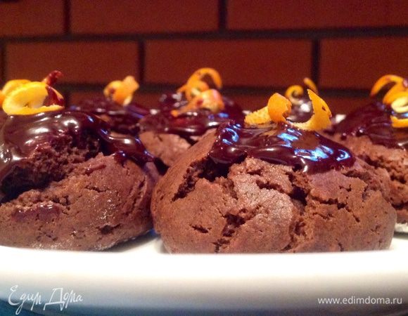 Сверху печенье я смазала растопленным черным шоколадом и украсила спельсиновой корочкой, такая муза меня посетила :-)