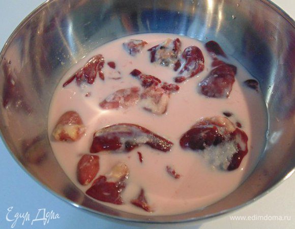 Куриную печень помыть, замочить в молоке на полчаса.