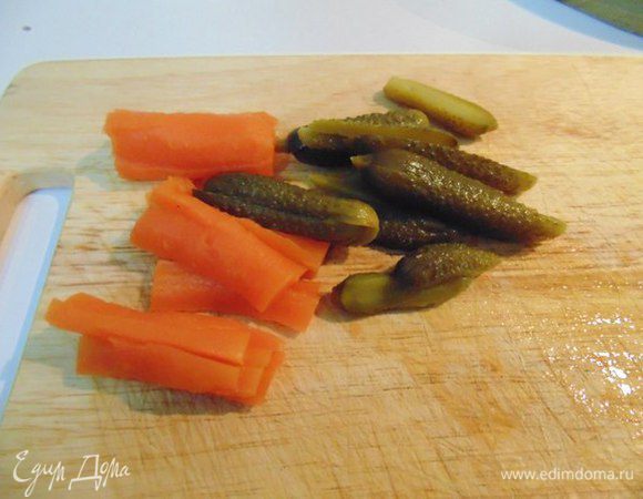 Морковь и яйца отварить, почистить. Морковь и огурчики порезать соломкой, яйца- дольками. Листья салата помыть, обсушить.