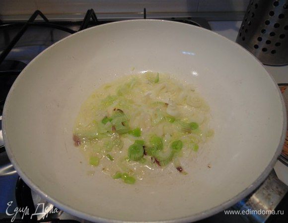 Лук-шалот мелко порезать ( у меня была белая часть зеленого лука) и обжарить на 0,5 ст.л. оливкового масла.