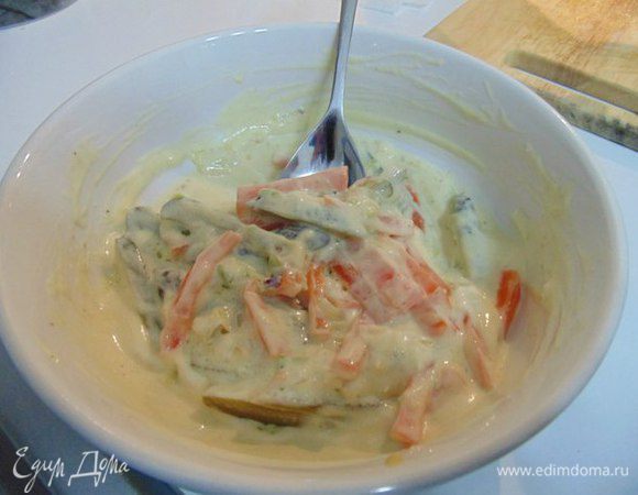 Приготовить салат: смешать морковь, огурцы, жареный лук, заправить соусом.