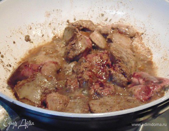 Куриную печень вынуть, обсушить бумажными полотенцами, обжарить на оливковом масле на достаточно сильном огне, важно печень не пересушить. Посолить, поперчить.