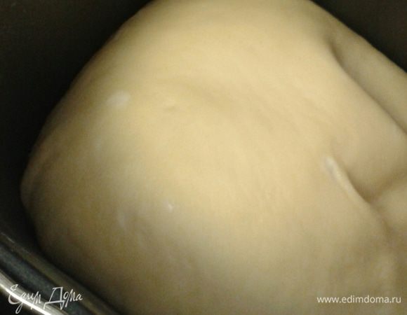 Тесто я готовила в хлебопечке.  В емкость выкладываем все ингредиенты  для теста в той последовательности,  которая соответствует вашему типу хлебопеки,  и устанавливаем режим «тесто» через 1,5 – 2 часа тесто готово.  Если у вас нет такой «чудо-печи», это не страшно. 
Для начала замесим опару.  Для этого в миску вылить молоко, подогреть до 37-40 градусов, добавить сахар, 100 грамм муки, перемешать, накрыть полотенцем  и оставить в теплом месте минут  на 15 -20.  В отдельной емкости смешиваем яйцо, кефир, масло, соль  добавляем  жидкость в опару  (смесь должна быть теплой )  затем вмешиваем постепенно оставшуюся, просеянную  муку.  Накрыть  мокрым полотенцем и поставить в теплое место на 1,5 -2 часа.
