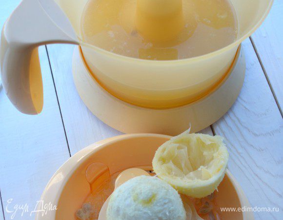 Выжать сок из лимона и , вливая тонкой струйкой к смеси с желтками, продолжать взбивать на низкой скорости.